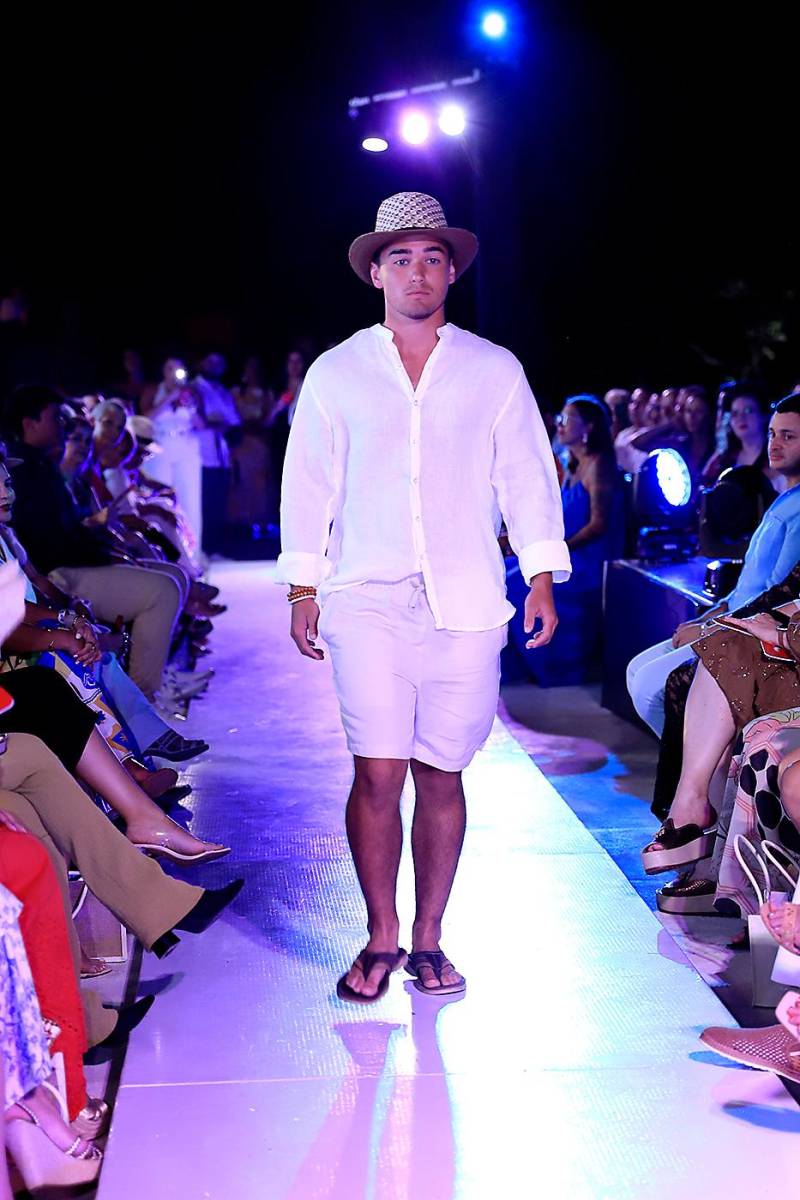 La pasarela de Roatán Vibes Boutique en el Roatán Fashion Show 2025