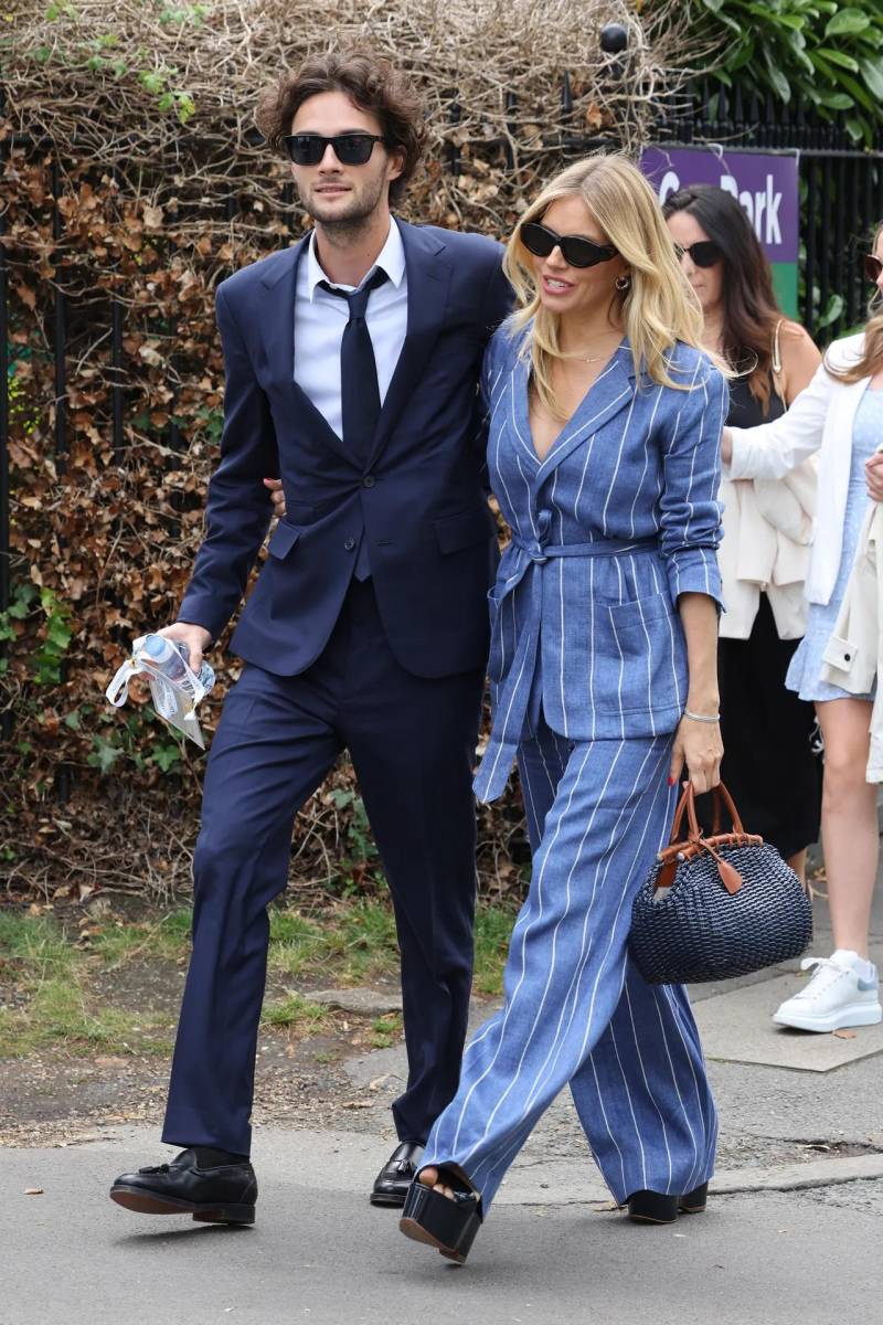 La pareja del momento, Sienna Miller y Oli Green, ella llegó con traje sastre de Ralph Lauren con unas increíbles plataformas.