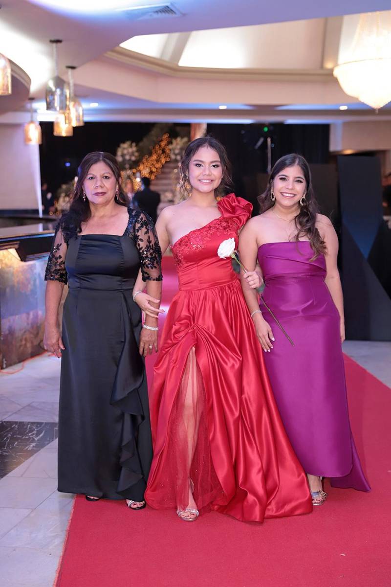 Desfile padres e hijos de la prom 2024 del Instituto Sagrado Corazón