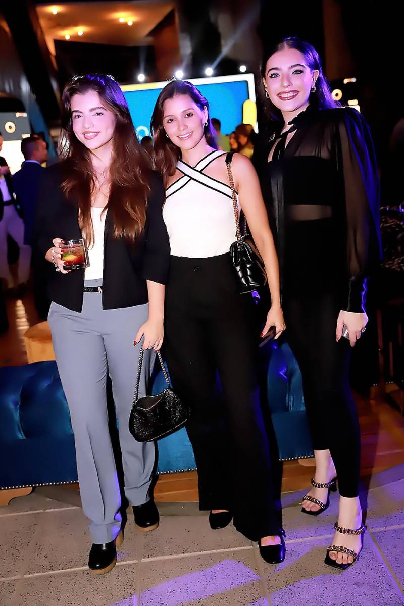 Monique Pineda, Paulina Joya y Viviana Mena. 
