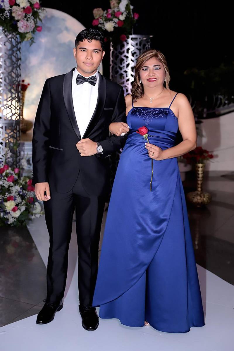 Desfile padres e hijos de la prom 2024 del Instituto San José del Carmen
