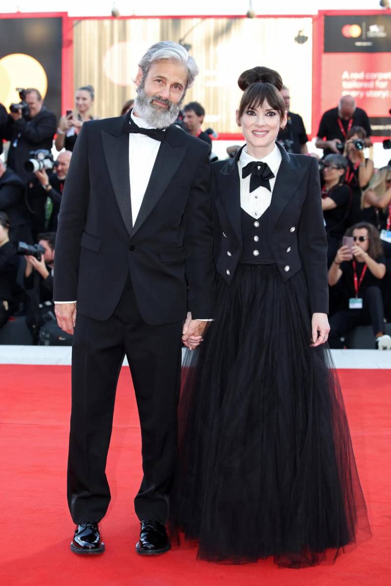Winona Ryder lució un outfit de Alta Costura de Chanel, acompañada de Scott Mackinlay Hahn.