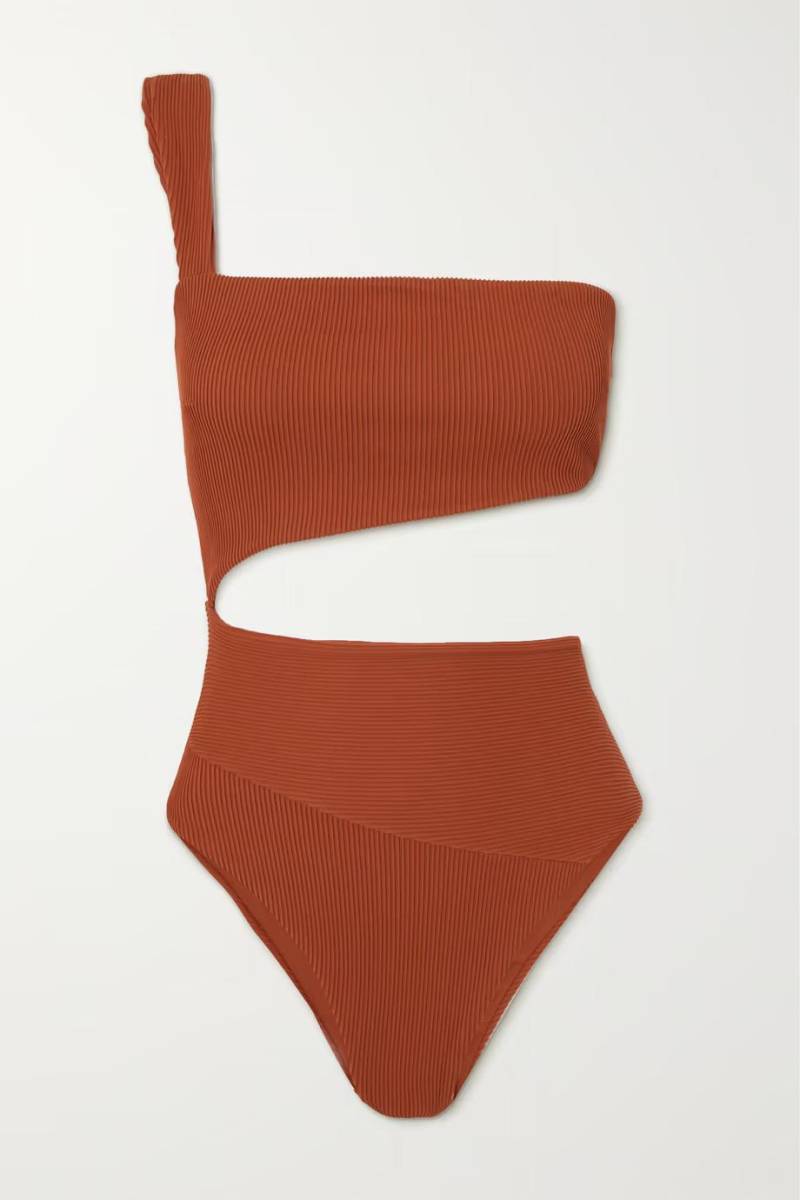 Si tienes una super cintura, puedes usar los high waisted bottoms para enfatizar más esa zona, o traje de baño completo que tenga algún diseño interesante en la cintura y mandar la atención a tu mejor atributo.