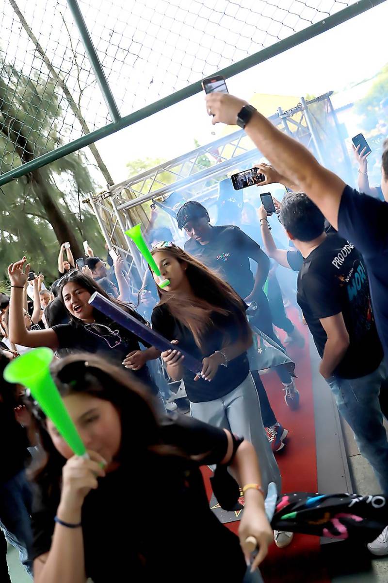 Los seniors fueron recibidos por sus padres en la escuela.