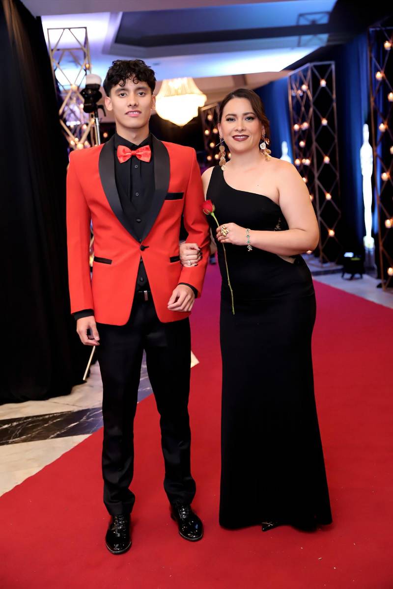 Desfile padres e hijos de la prom 2025 del Instituto San José del Carmen