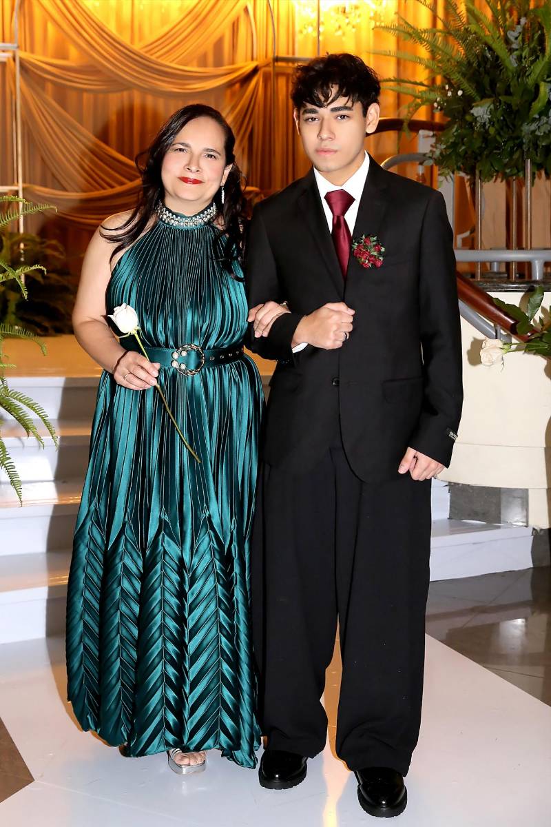 Juan Velásquez y su madre Cindy Soto. 
