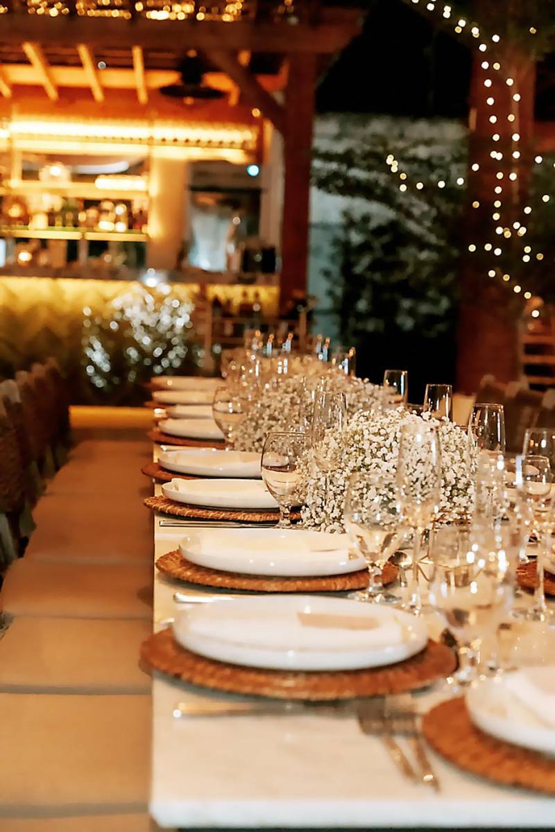 Mesas estilo imperial adornadas con pequeños arreglos de baby breath y utensilios en fina cristalería fueron acondicionadas para la especial ocasión. 