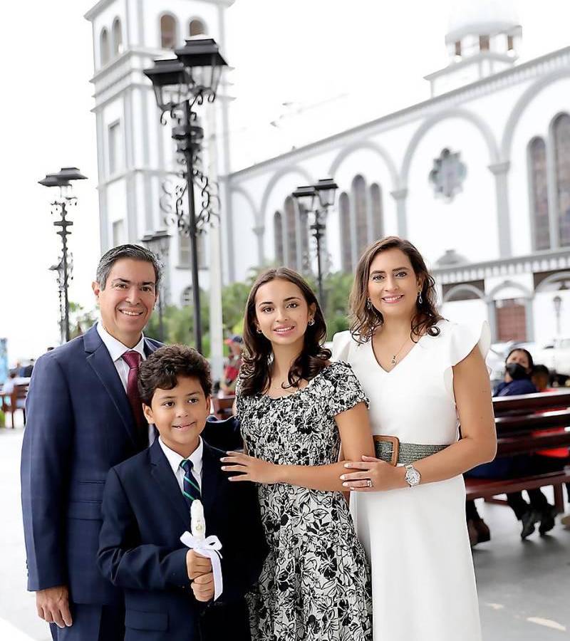 Luis Reyes y Valeria Ríos con Luis y Sofía