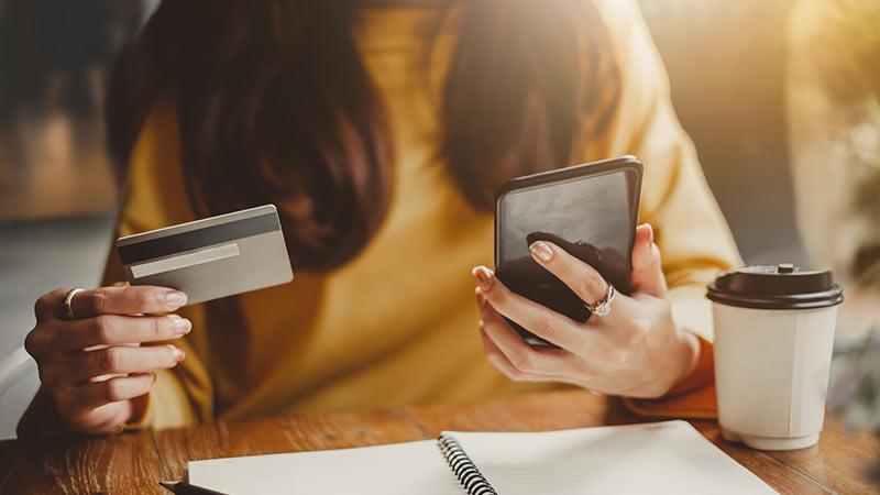 <b>Libérate de de las tarjetas de crédito</b>Si las deudas acumuladas en tus tarjetas de crédito están obstaculizando tu camino hacia el éxito financiero, considera prioritario saldarlas. Eliminar estas deudas no solo aliviará tu carga financiera, sino que también te posicionará en el camino hacia unas finanzas más saludables y equilibradas. Al enfrentar activamente este aspecto, estás dando pasos significativos para mejorar tu bienestar financiero a largo plazo.