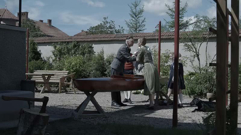 “La zona de interés” culmina con un epílogo punzante, rompiendo sus propias normas y llevando al espectador a otras partes del contexto nazi, proporcionando una conclusión impactante y reflexiva sobre la banalidad del mal y la capacidad del ser humano para condenar las peores atrocidades al ostracismo.