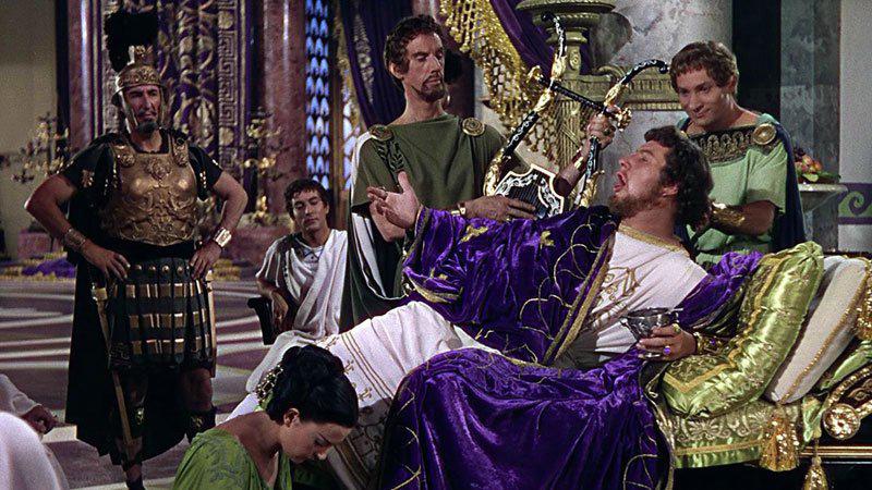 Quo VadisDespués de regresar de una batalla, el general romano Marco Vinicio se enamora de Ligia, una esclava entregada a él por Nerón como premio por sus victorias para Roma. Sin embargo, Ligia no puede corresponder su amor porque es cristiana y él un soldado romano. La trama se desenvuelve en un contexto en el que el ego de Nerón lo lleva a incendiar la ciudad y a enfrentarse a cualquier persona que desafíe su autoridad.