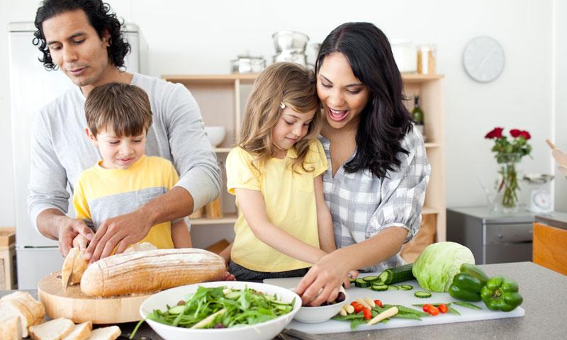 <b>7. Adoptar Hábitos Alimenticios Saludables</b> En lugar de seguir dietas estrictas, opta por cambios sostenibles en tus hábitos alimenticios. Incorpora más frutas, verduras y alimentos nutritivos a tu dieta diaria.