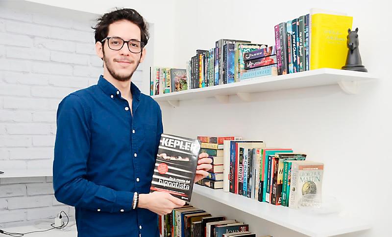<b>Book Attic</b>Es una librería en San Pedro Sula fundada por Alejandro Obando, quien comenzó vendiendo sus propios libros en redes sociales para hacer espacio. La respuesta fue tan positiva que expandió la oferta, invitando a otros a vender sus libros usados a través de su página. Con el apoyo de su novia y socia, abrió una tienda física donde ofrecen tanto libros usados como nuevos y envíos a nivel nacional.