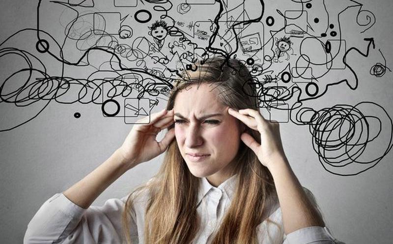 Desafía tus pensamientos. Por otro lado, aprender a identificar y desafiar ejemplos de la vida real de pensamientos negativos asociados con entornos sociales, puede recorrer un largo camino en combatir la ansiedad social. Identifica los pensamientos negativos específicos que sueles tener y escríbalos. Trata de desafiar un negativo pensamiento y proporcionar una alternativa posible. 