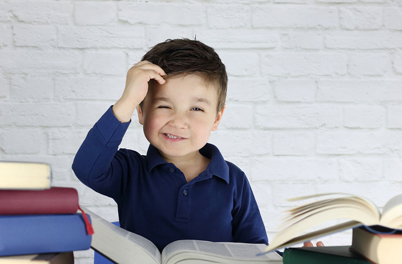 Amplía tu vocabulario.Seguramente te ha sucedido que durante el tiempo de lectura te encuentras con palabras de las cuales no sabes su significado, por lo tanto, buscas en tu computadora o celular para saber cómo se pronuncia y además te das cuenta que es un sinónimo de una palabra que ya conocías. Esto te permite incorporar una palabra o frase a tu diccionario mental. ¡Increíble!