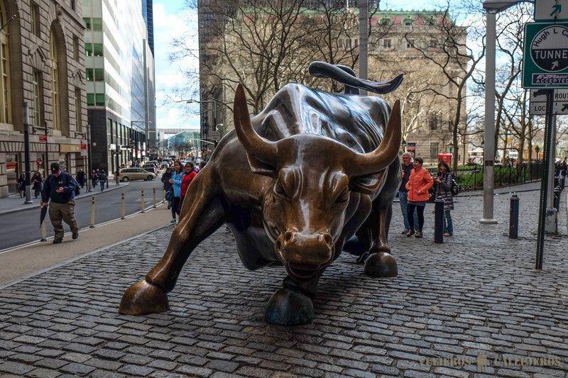 Wall Street, ubicada en el distrito financiero de Manhattan, es el epicentro mundial del comercio y las finanzas. Conocida por su icónico Charging Bull y el edificio de la Bolsa de Nueva York, esta calle histórica es el corazón del mercado financiero estadounidense. Aquí se encuentran las sedes de numerosas instituciones financieras, bancos de inversión y la Bolsa de Valores de Nueva York, donde se negocian acciones de empresas de renombre mundial.