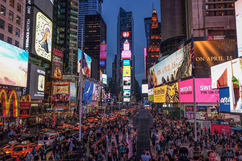 Times Square, el vibrante epicentro de Nueva York que palpita con energía las 24 horas del día. Conocida mundialmente por sus deslumbrantes pantallas LED, sus icónicas vallas publicitarias y su incesante bullicio, Times Square es un lugar que no puedes dejar de visitar. Ya sea que estés paseando por la famosa intersección de Broadway, disfrutando de un espectáculo o simplemente dejándote llevar por la energía eléctrica del lugar, Times Square promete una experiencia que captura la esencia de la ciudad que nunca duerme.