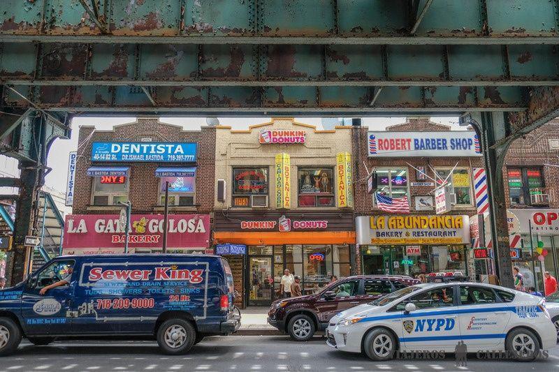 Queens, uno de los cinco condados de la ciudad de Nueva York, es un crisol de culturas y una mezcla dinámica de tradiciones. Conocido por su diversidad étnica, Queens alberga comunidades de todo el mundo, lo que se refleja en su vibrante escena gastronómica y cultural. Aquí encontrarás desde auténticos restaurantes étnicos hasta mercados internacionales llenos de sabores exóticos.