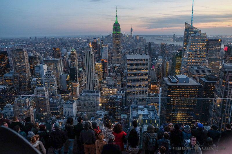 Ubicado en el corazón del Rockefeller Center, Top of the Rock ofrece una de las vistas más espectaculares de Nueva York. Desde su observatorio, situado en el piso 70, puedes disfrutar de una panorámica de 360 grados que abarca el Empire State Building, Central Park, el One World Trade Center y más. A diferencia de otros miradores, Top of the Rock te permite capturar la grandeza de la ciudad sin las multitudes típicas. Tanto al amanecer como al atardecer, este punto de observación es el lugar perfecto para apreciar la belleza y el dinamismo de la Gran Manzana desde las alturas.