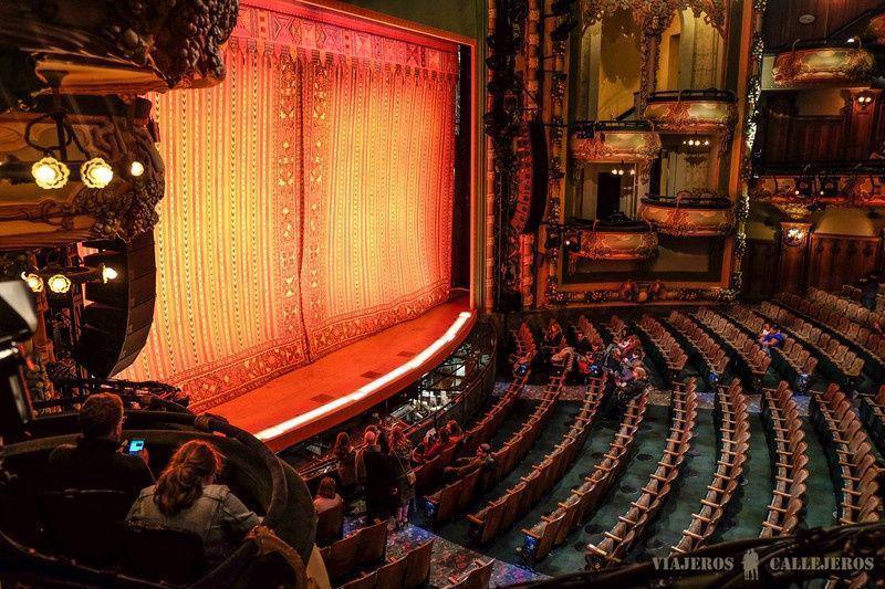 Broadway, conocido como el epicentro mundial del teatro, es una experiencia única en Nueva York. Hogar de los musicales más aclamados y obras de teatro de renombre internacional, este distrito teatral ofrece una diversidad de espectáculos que van desde clásicos atemporales hasta producciones innovadoras de vanguardia. Con icónicos teatros como el Majestic Theatre y el Gershwin Theatre, Broadway atrae a amantes del teatro de todo el mundo. Sumérgete en la magia de las luces de Broadway, donde cada actuación es un viaje emocional y una celebración de la creatividad humana. 