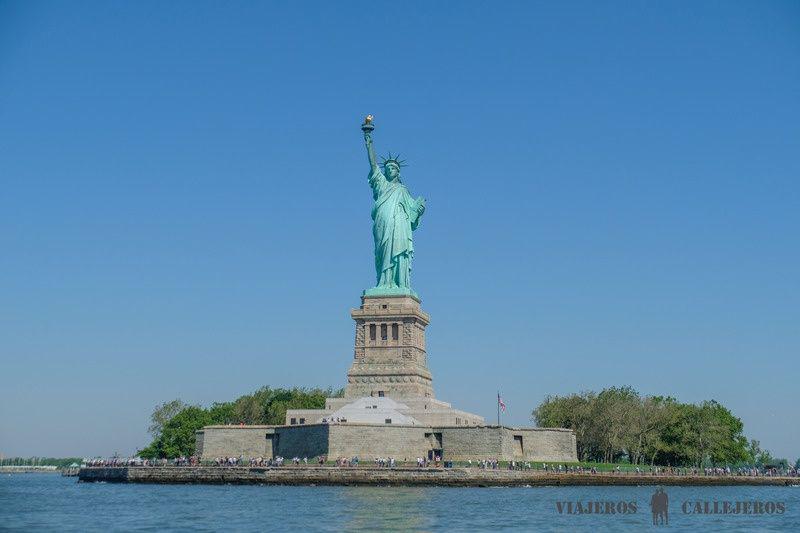 La Estatua de la Libertad, regalo de Francia a Estados Unidos en 1886, es un ícono universal de libertad y democracia. Situada en la Isla de la Libertad en el puerto de Nueva York, esta estatua colosal representa a la diosa romana Libertas, sosteniendo una antorcha encendida y una tabla con la fecha de la Declaración de Independencia de Estados Unidos. Es un símbolo de bienvenida para los inmigrantes que llegan a las costas de América en busca de una vida mejor.