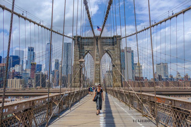 El Puente de Brooklyn, es un símbolo de la ciudad que conecta Manhattan y Brooklyn. Con sus torres góticas y estructura de acero, ofrece vistas impresionantes del horizonte de Nueva York y del East River. Caminar por su pasarela peatonal te brinda una perspectiva única de la Estatua de la Libertad y los rascacielos de Manhattan. Ya sea de día o de noche, el Puente de Brooklyn es una experiencia imperdible que captura la esencia y la historia de Nueva York.