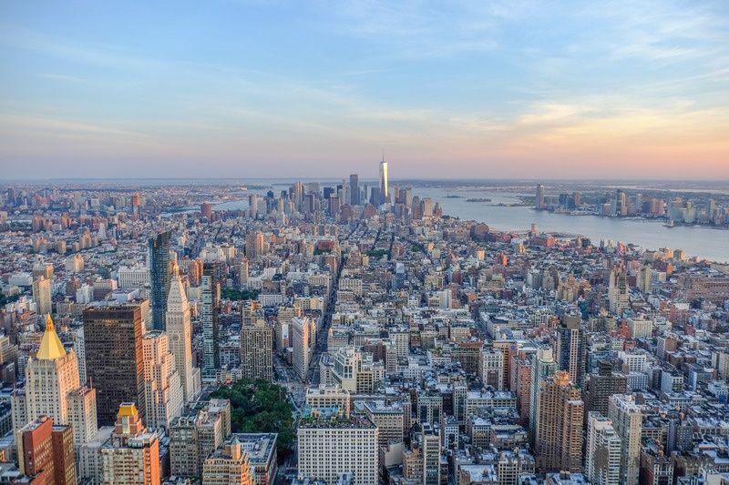 El Empire State Building, una maravilla arquitectónica de 1931, se erige como un símbolo de la grandeza de Nueva York. Con su observatorio en los pisos 86 y 102, ofrece vistas panorámicas incomparables de la ciudad que nunca duerme, incluyendo Central Park, el Puente de Brooklyn y el río Hudson. Ya sea de día o de noche, la experiencia de observar Nueva York desde lo alto de este legendario rascacielos es impresionante y definitivamente inolvidable.