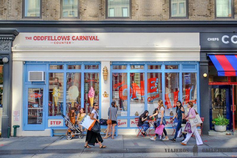 Soho, abreviatura de “South of Houston Street”, es uno de los barrios más vibrantes y eclécticos de Nueva York. Conocido por sus calles empedradas y su arquitectura industrial convertida en lofts y galerías de arte, Soho es un paraíso para los amantes del arte, la moda y la cultura. Aquí encontrarás una mezcla única de tiendas de diseñadores, boutiques independientes, galerías de arte contemporáneo y restaurantes de moda.