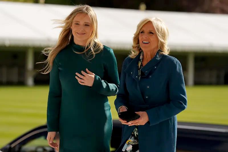 La primera dama de Estados Unidos Jill Biden con su nieta Finnegan
