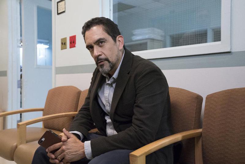 <b>José Zúniga</b>Nació en Honduras en 1965 y se crio en Nueva York desde los siete años. Este destacado actor cuenta con una prolífica carrera que incluye más de 130 créditos de actuación. Zúñiga es famoso por interpretar al Sr. Molina en “Crepúsculo” y por su papel como el detective Chris Cavaliere en “CSI”. Además, ha tenido roles en tres series de “Ley y Orden”, incluyendo las variantes “Criminal Intent” y “Special Victims Unit”.