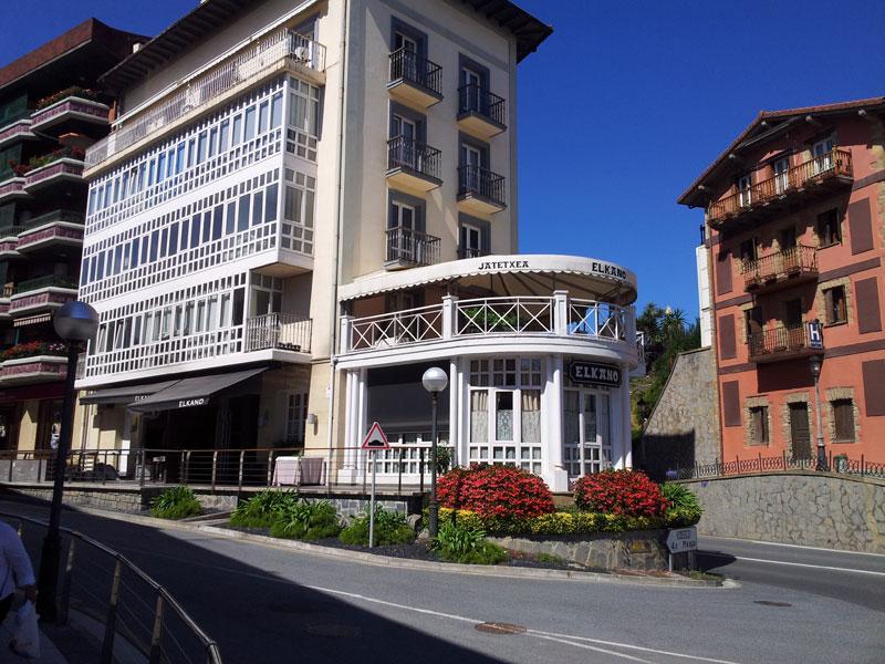 28. Elkano es un emblemático restaurante ubicado en Getaria, una encantadora localidad costera en el País Vasco español. Es conocido por su excepcional oferta de pescados y mariscos frescos, así como por su enfoque en la cocina vasca tradicional. Fundado en 1964 y dirigido por la familia Arbelaitz, Elkano ha ganado renombre internacional y es considerado uno de los mejores restaurantes de España.