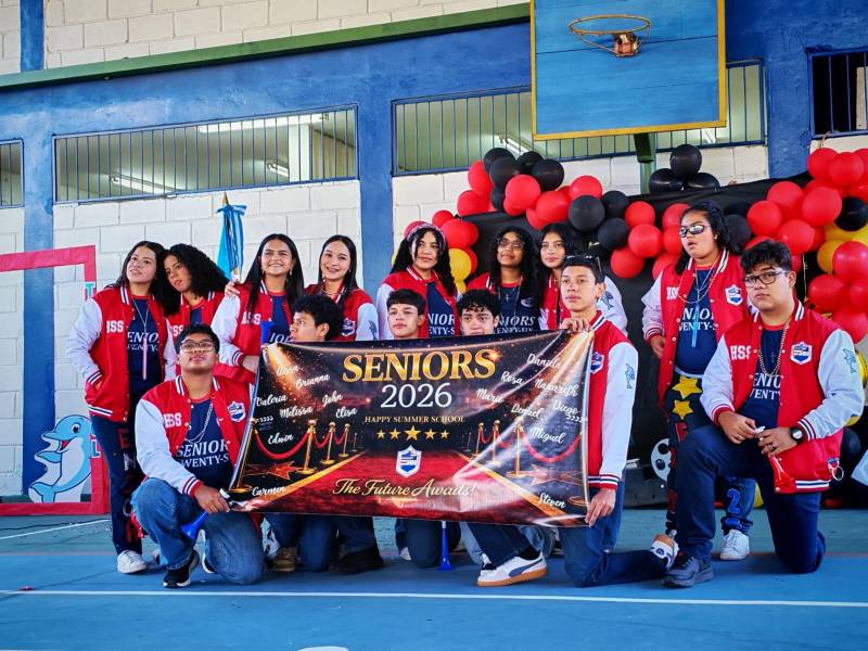 Los Seniors 2026 de Happy Summer School celebraron su tradicional entrance, dando la bienvenida a su último año escolar. Con entusiasmo y mucha energía, los estudiantes recorrieron las calles de Tegucigalpa a bordo de autos decorados, protagonizando un desfile lleno de estilo y emoción. La celebración culminó en la escuela, donde fueron recibidos entre aplausos por compañeros, docentes y padres de familia, en un ambiente cargado de orgullo y alegría.
