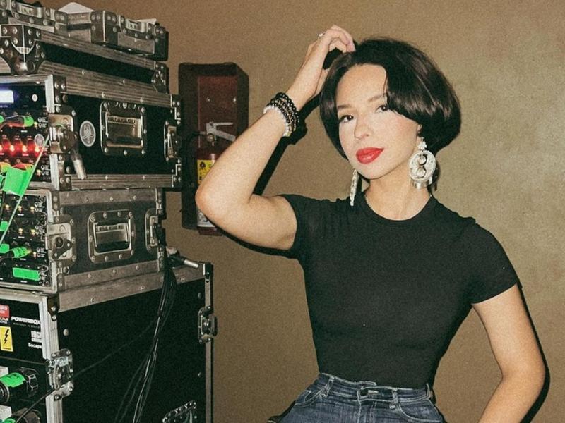 En su historia de amor, cabe aclarar que su vínculo no es algo reciente, ya que Ángela y Nodal colaboraron previamente en la canción “Dime cómo quieres”, del álbum AYAYAY! del intérprete mexicano, lo que dio inicio a una linda amistad, y continuó en una relación.
