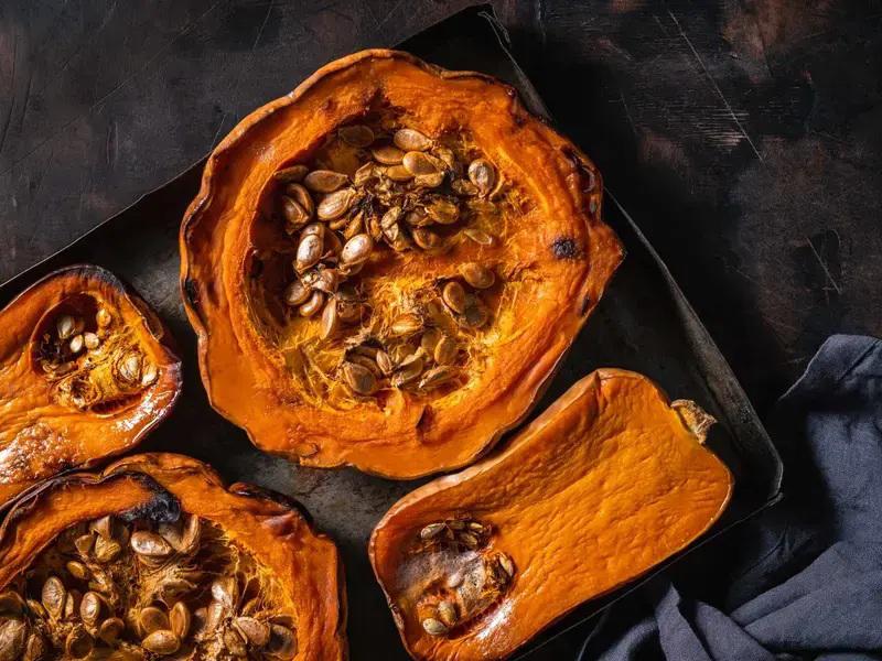 Calabaza al honor con hierbas: 35–40 minutosIngredientes: 3 tazas de calabaza en cubos, 1 cucharada de aceite de oliva, ajo en polvo, orégano o romero, sal y pimienta al gusto. Preparación: Precaliente el horno a 200 °C. Mezcle la calabaza con el aceite de oliva y los condimentos. Distribuya los cubos en una bandeja para hornear y cocine durante 25–35 minutos, o hasta que estén tiernos y dorados, volteándolos a mitad de la cocción.