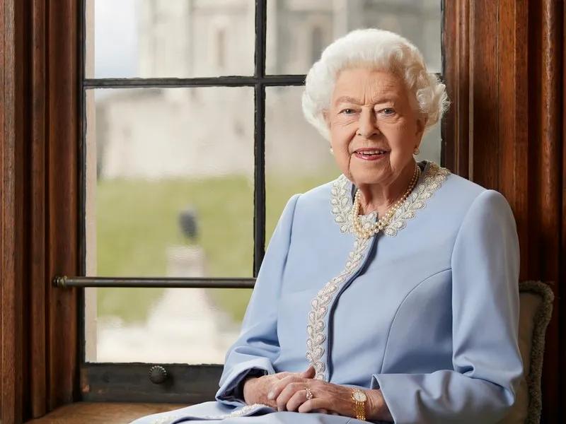 Después de esto, se espera que el cuerpo de Isabel II sea enterrado en la Capilla de San Jorge, ubicada en el Castillo de Windsor, donde están enterrados también sus padres, la Reina Madre y el Rey Jorge VI.
