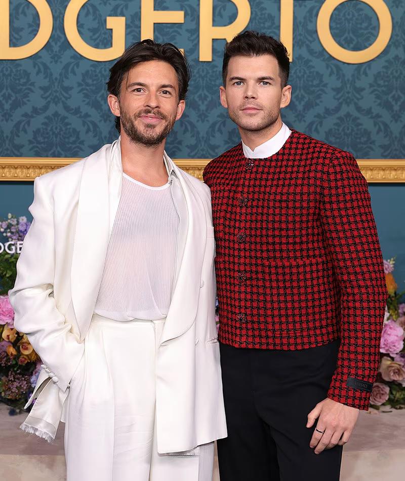 Jonathan Bailey y Luke Newton hacen de hermanos en la<b> </b>serie, pero en la vida real les une una buena amistad.