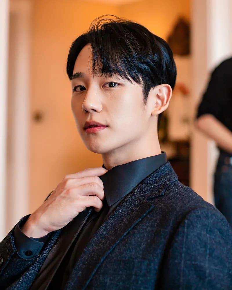 <b>Jung Hae In nació el 1 de abril de 1988</b>. Debutó en el vídeo musical «Moya» de AOA Black en 2013 y oficialmente a través de la serie Bride of the Century el siguiente año. Obtuvo mayor reconocimiento por sus interpretaciones de reparto en 2017 en las series While You Were Sleeping y Prison Playbook.
