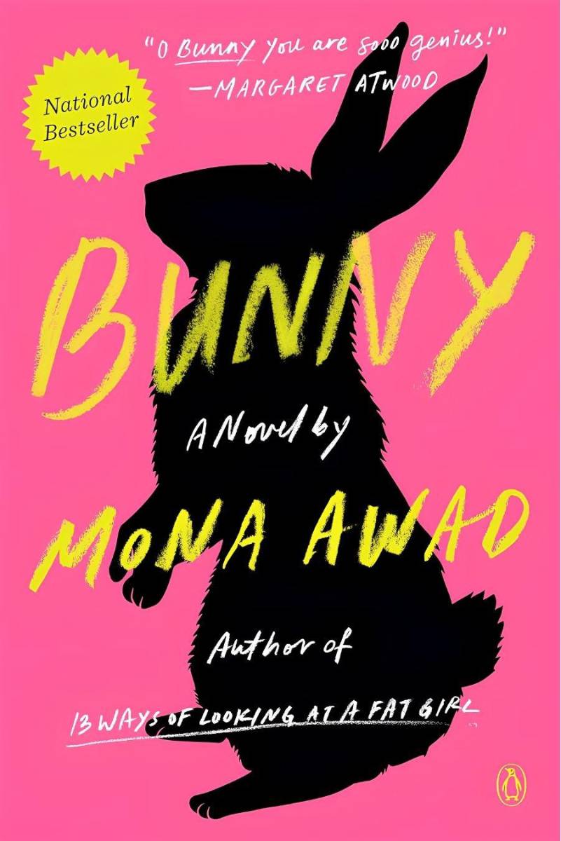 Bunny, por Mona AwadSamantha Heather Mackey no podría ser más ajena a su pequeño y selectivo programa de Maestría en Bellas Artes en la Universidad Warren de Nueva Inglaterra. Estudiante becada que prefiere la compañía de su oscura imaginación a la de la mayoría de la gente, siente un profundo rechazo por el resto de sus compañeros de escritura de ficción: un grupo de chicas ricas insoportablemente cursis que se llaman entre sí “Bunny” y parecen moverse y hablar como una sola.