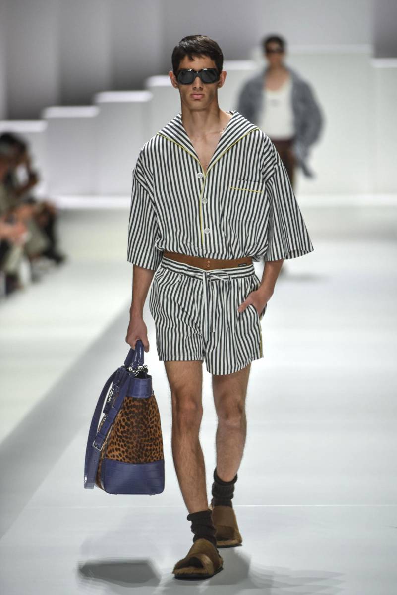Los clásicos tejidos a rayas se llevan combinados con bolsos XXL para los viajes de verano o el streetwear casual