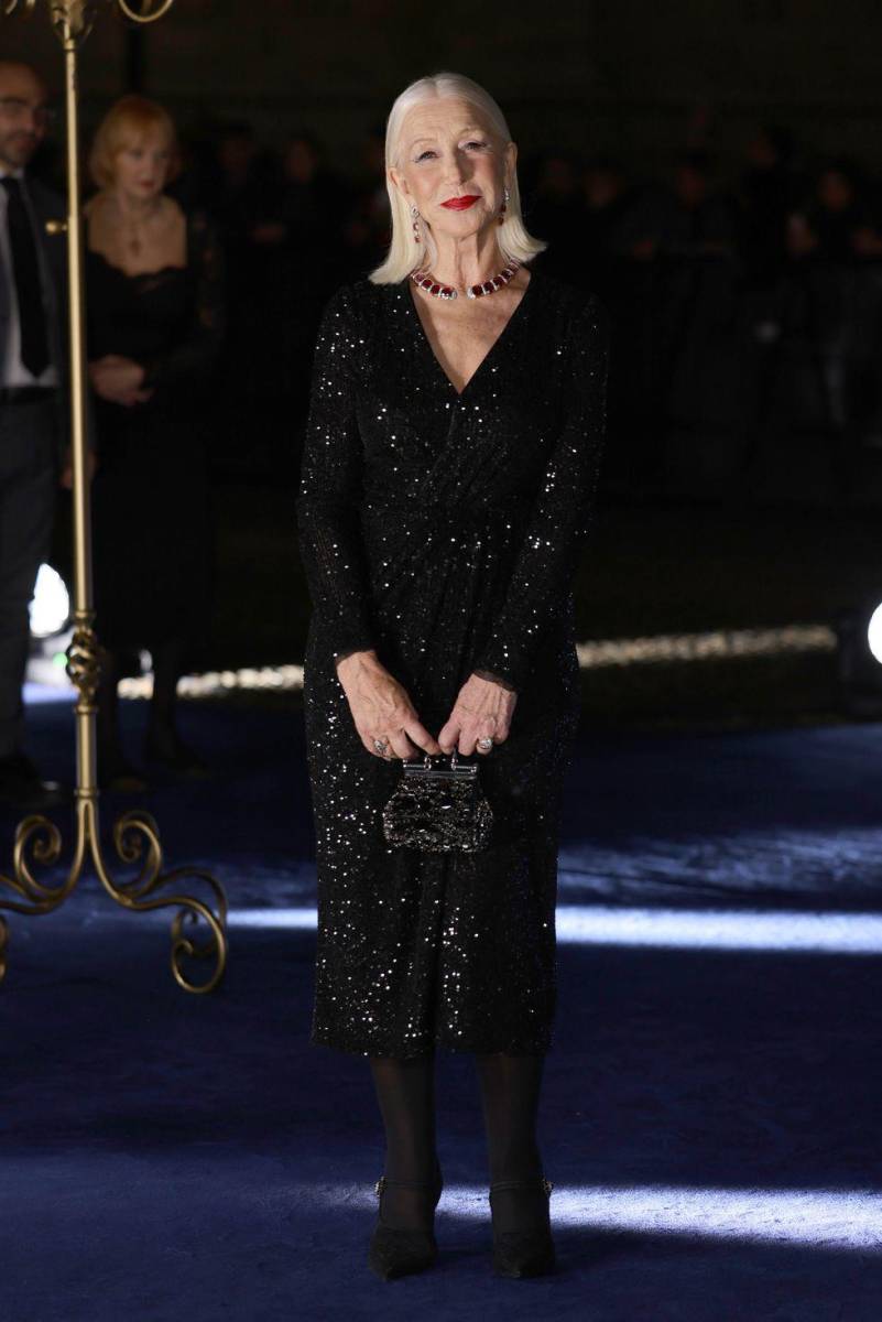 Helen Mirren es una de las embajadoras más conocidas de la casa italiana, así que no es coincidencia que llevase este impresionante collar de rubiés con diamantes engastados, a juego con los pendientes. Su vestido negro de lentejuelas con escote pico y mangas largas.