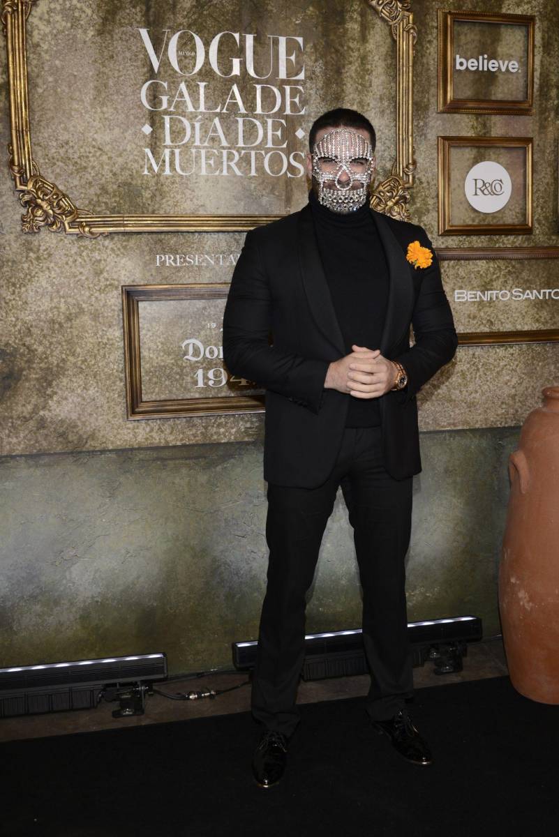 El actor <b>Alejandro Nones</b> deslumbró con un elegante atuendo negro, acentuado por una intrigante máscara de pedrería, añadiendo un toque de misterio a su apariencia impecable. Su presencia destacó por su estilo y sofisticación.