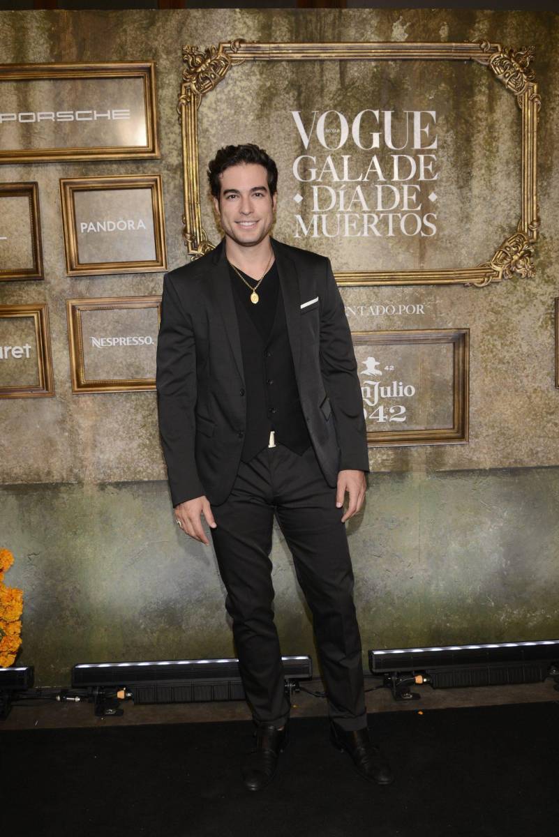 <b>Danilo Carrera</b> deslumbró con su elección de atuendo en negro, un tono que sin duda favorece la noche. El galán de telenovelas optó por un traje clásico y casual que le quedaba perfectamente.