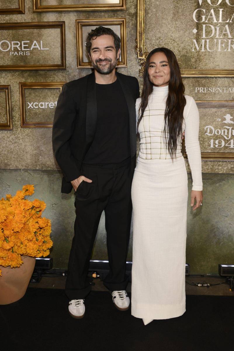 <b>Alfonso Herrera</b> y <b>Mabel Cadena</b> deslumbraron al desfilar juntos por la alfombra. La actriz lució un elegante vestido blanco, complementado con su cabello suelto y ondulado, mientras que el actor vistió un impecable traje negro, un regalo de su padre, que combinó a la perfección con unos deportivos blancos.