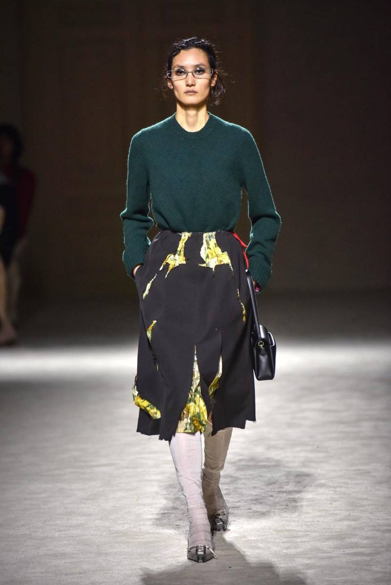 Las faldas midi de silueta holgada son parte de la apuesta en la que la lana y el suede se unen en looks de sobrios contrastes