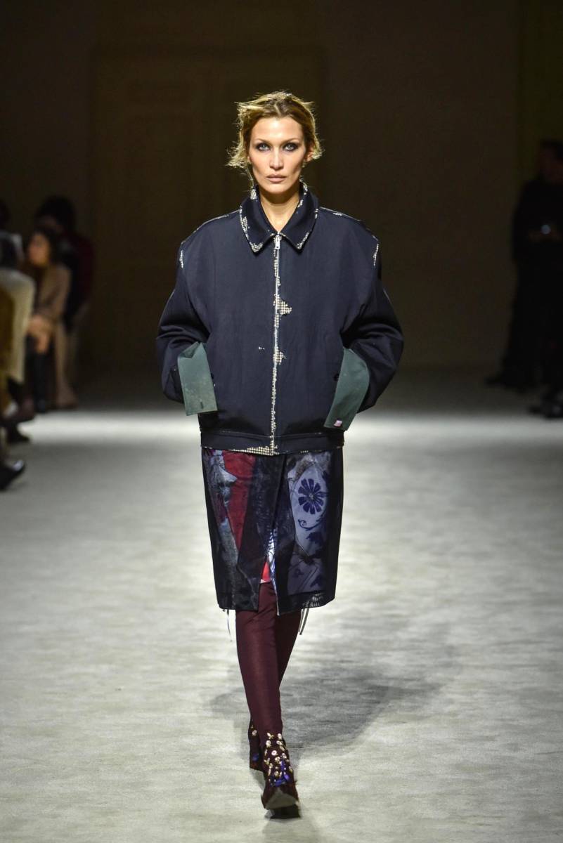 La modelo Bella Hadid regresó a las pasarelas de la mano de Prada, firma italiana que propone una silueta marcada por las bermudas y las faldas, los calcetines altos y las botas por debajo de la rodilla, protagonistas de su colección