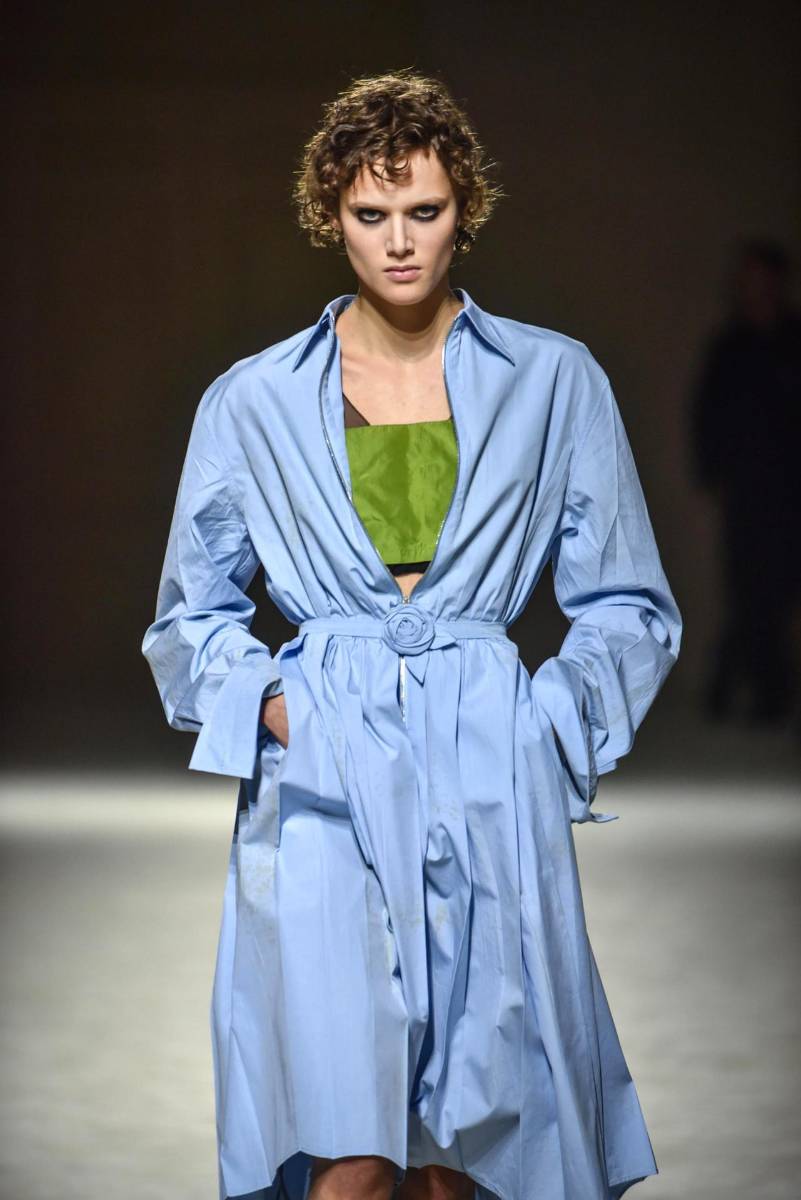 En cada salida, las modelos se despojaban de una capa -pasando de abrigos, chaquetas y bufandas a jerséis y sobrecamisas, hasta quedar en vestidos-, en un gesto que evoca la transición de papeles que vive la mujer en su día a día.