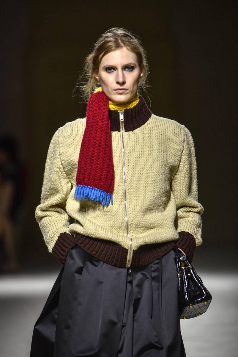 "Hay muchas capas en la vida de una mujer: cada día requiere no solo vestimentas diferentes sino también una pluralidad de identidades de las que echar mano", explicó la diseñadora Miuccia Prada, quien definió sus creaciones como un reflejo de la "complejidad intrínseca" de las mujeres.