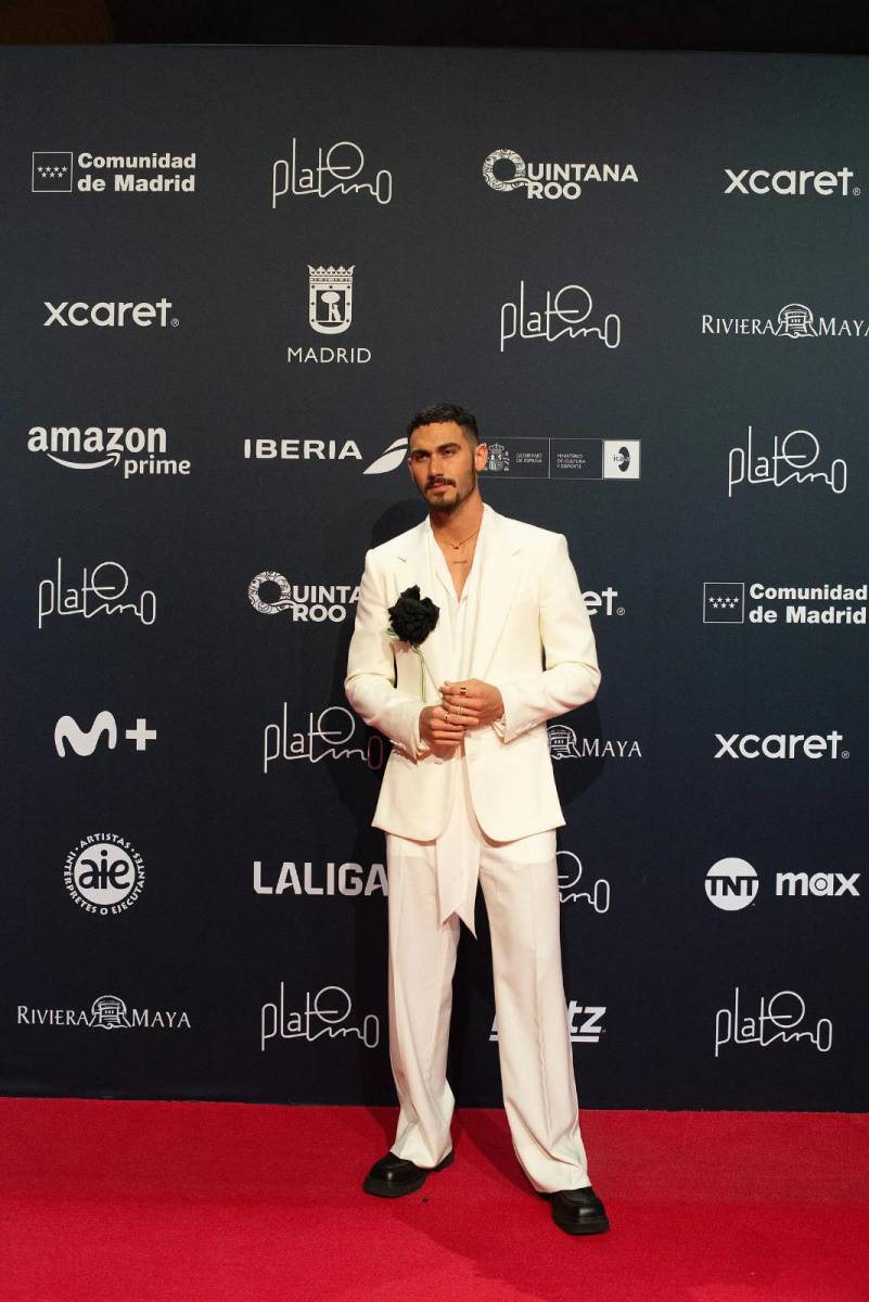 Alejandro Speitzer, el actor marcó la diferencia en la alfombra roja con un traje de color blanco acompañado de una roja de color negro.