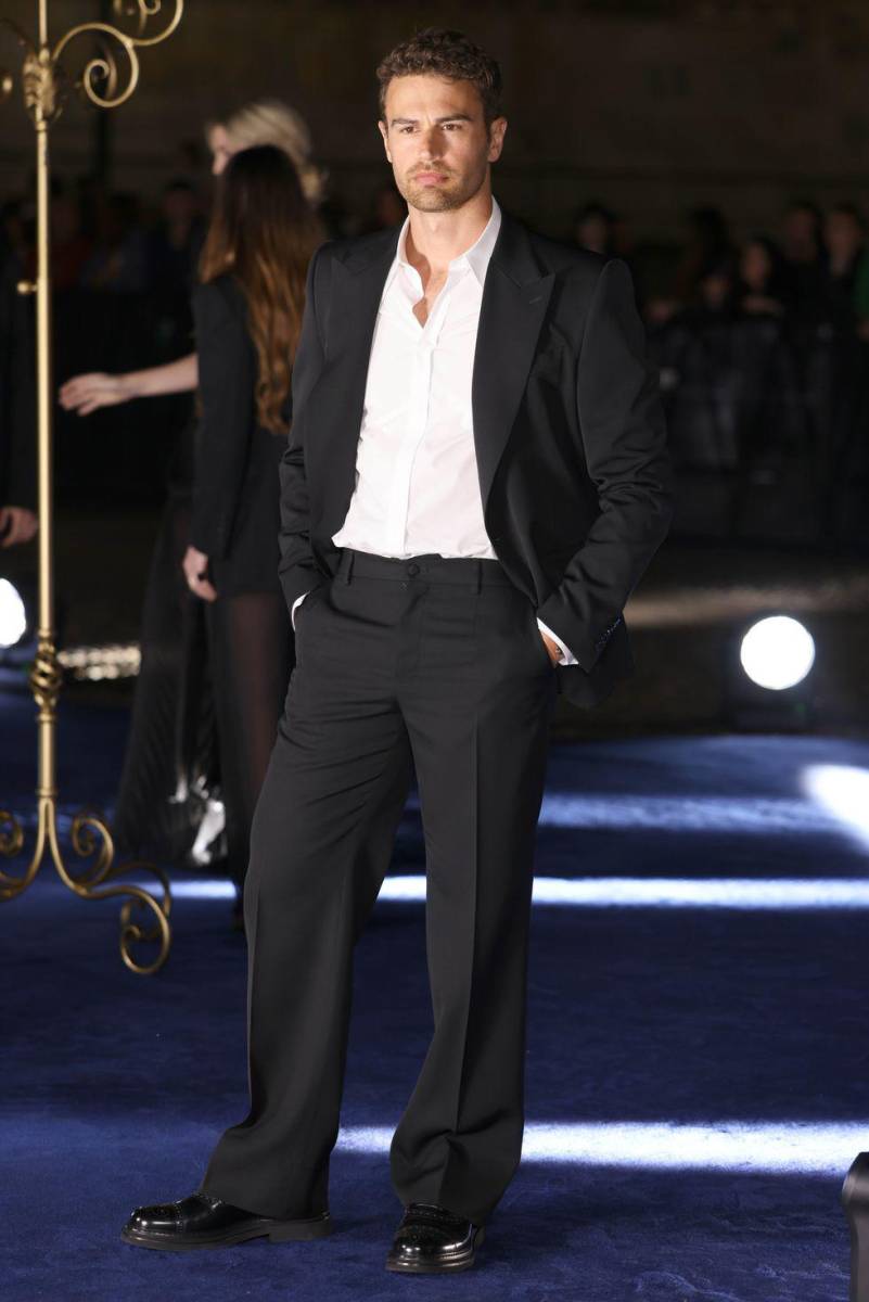Theo James llevó la combinación clásica más acertada con camisa blanca y traje negro.