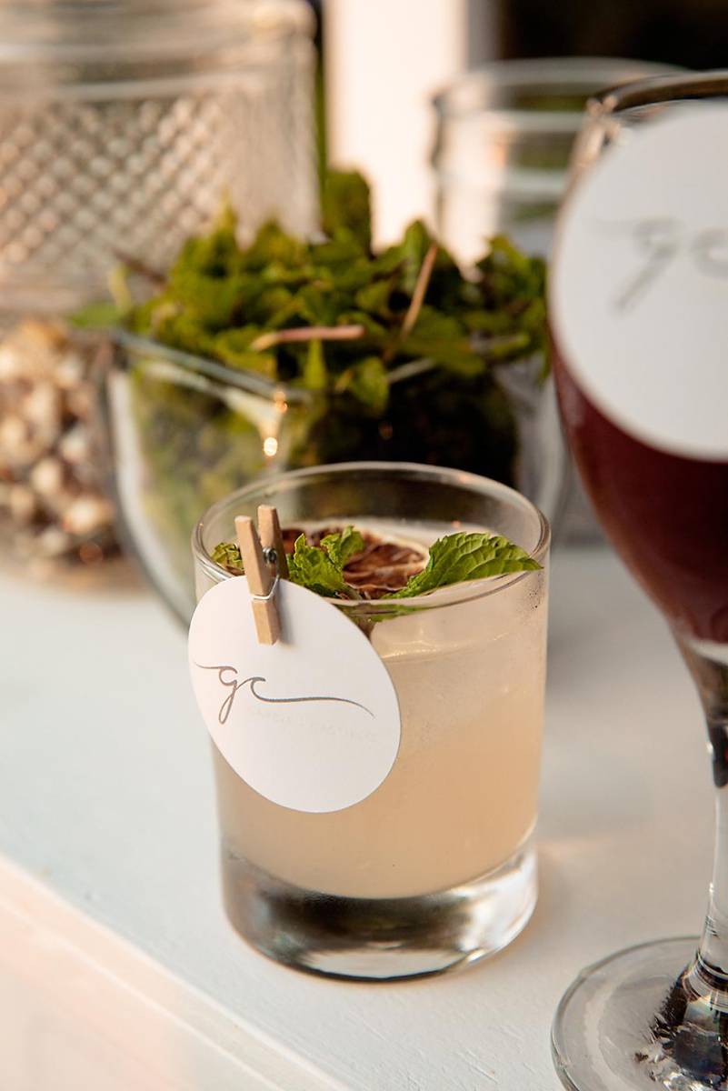 Los cocteles signature decorados con las iniciales de los novios